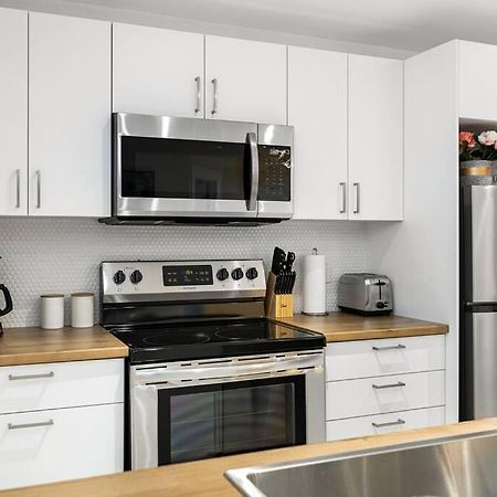 Beautiful 1 Bedroom Apartment - Private Entrance Moncton Eksteriør billede
