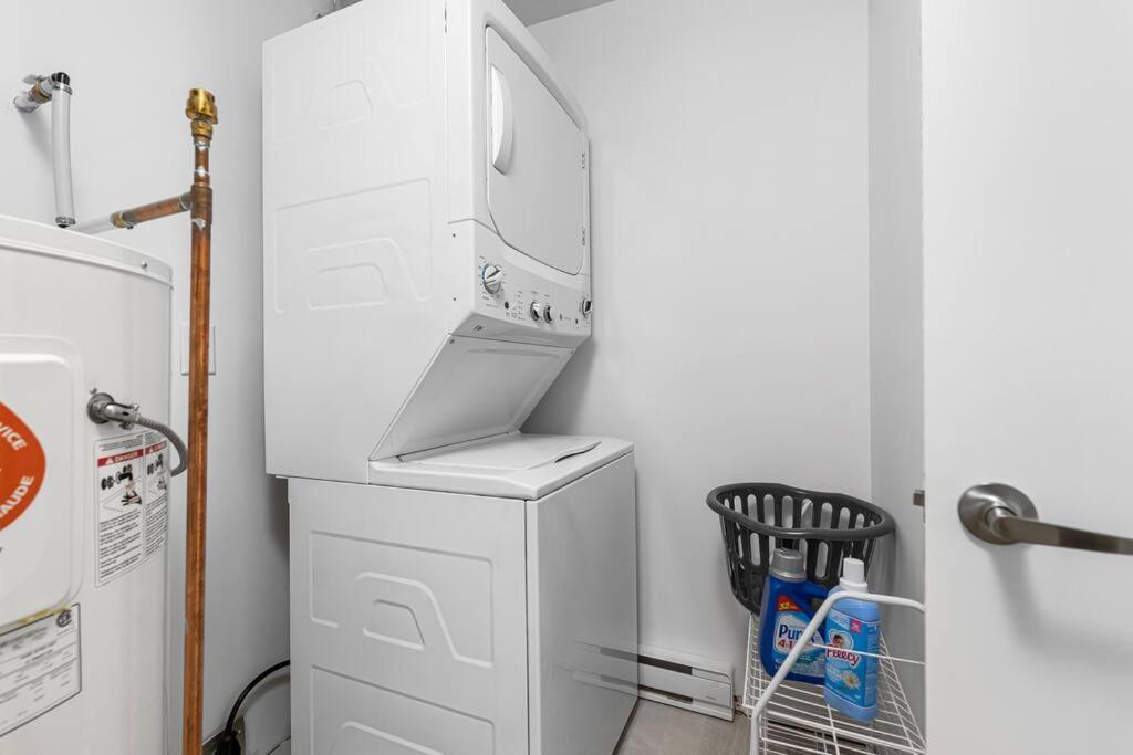 Beautiful 1 Bedroom Apartment - Private Entrance Moncton Eksteriør billede