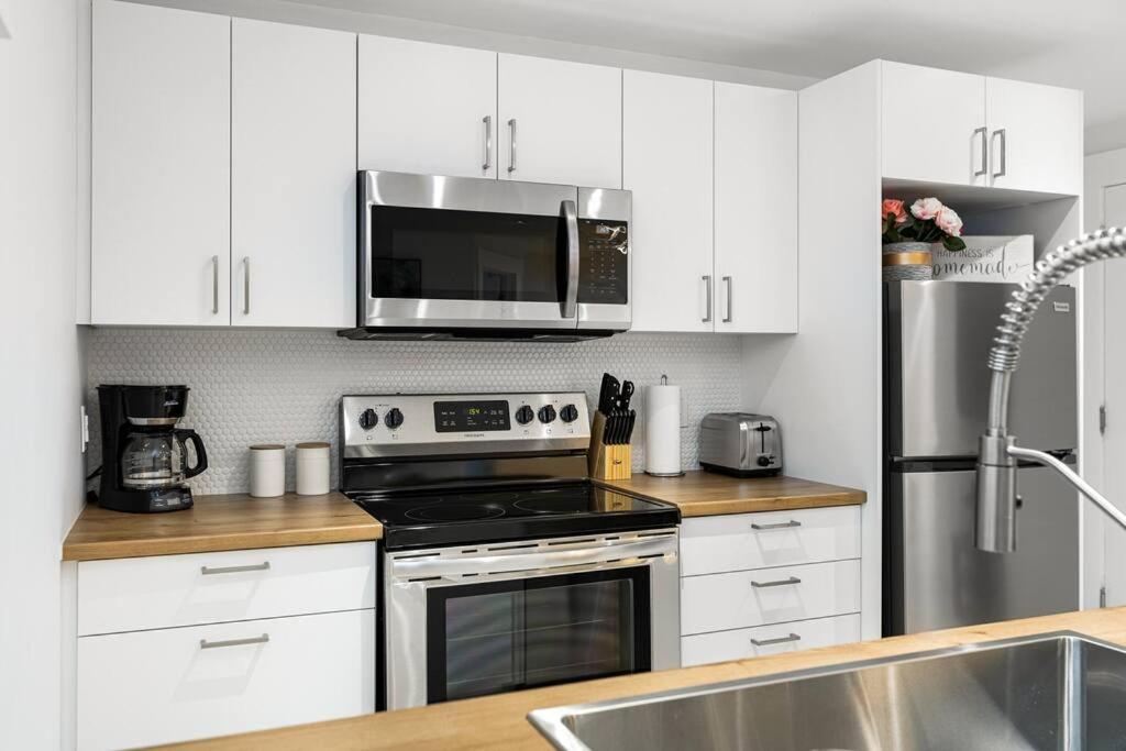 Beautiful 1 Bedroom Apartment - Private Entrance Moncton Eksteriør billede