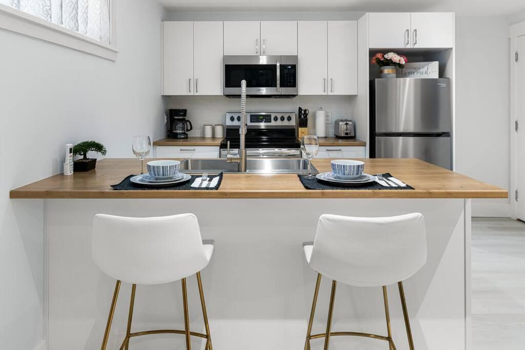 Beautiful 1 Bedroom Apartment - Private Entrance Moncton Eksteriør billede