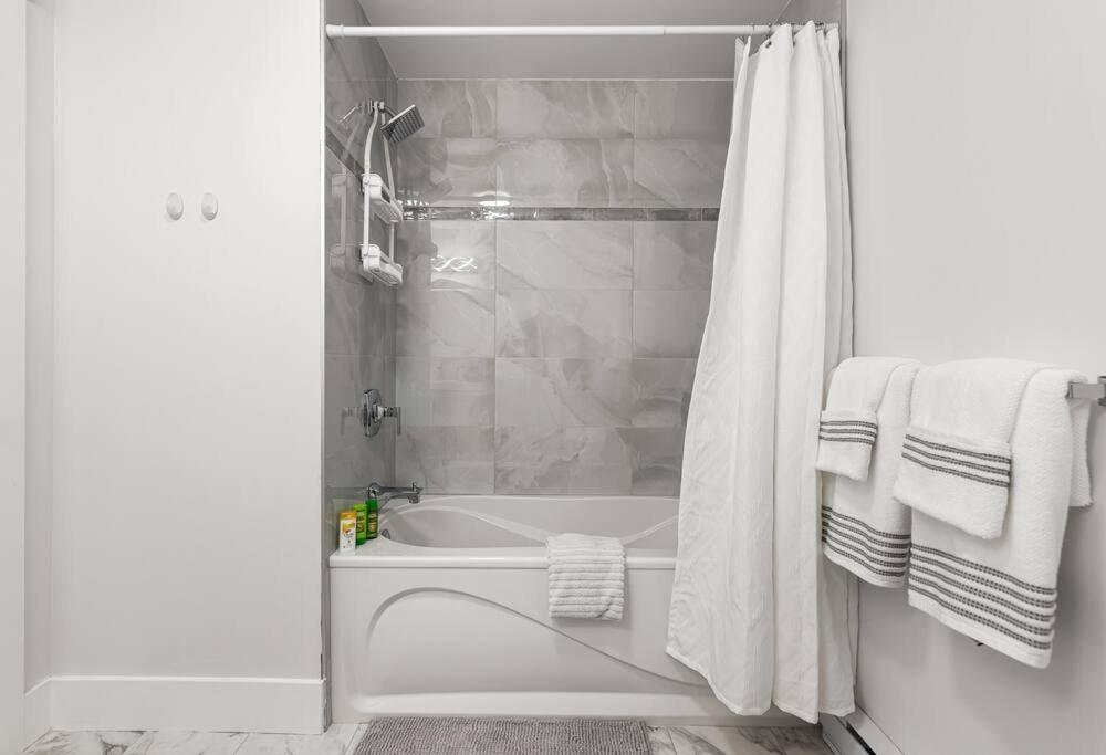 Beautiful 1 Bedroom Apartment - Private Entrance Moncton Eksteriør billede