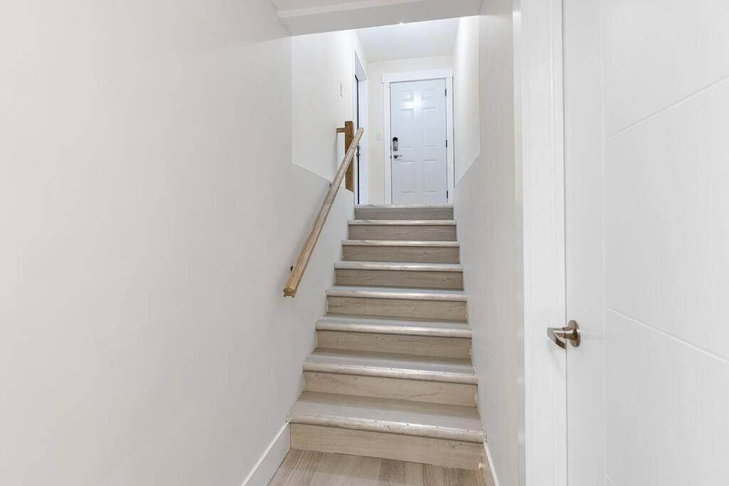 Beautiful 1 Bedroom Apartment - Private Entrance Moncton Eksteriør billede