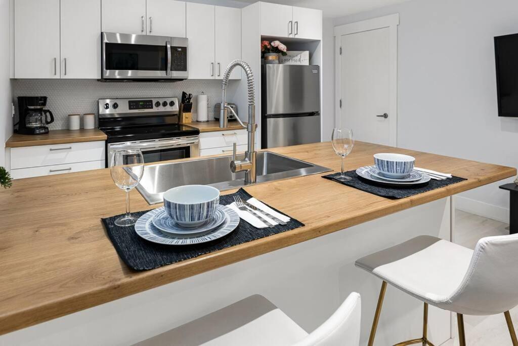 Beautiful 1 Bedroom Apartment - Private Entrance Moncton Eksteriør billede