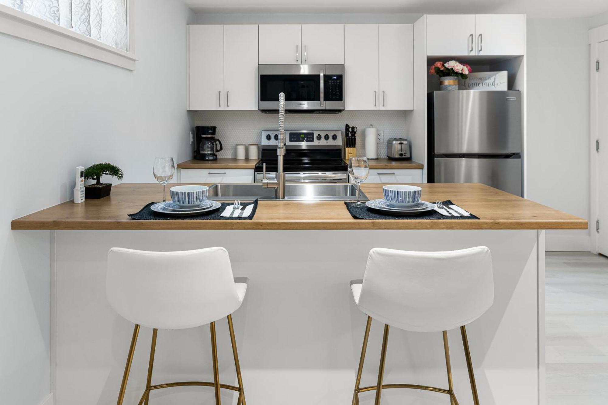 Beautiful 1 Bedroom Apartment - Private Entrance Moncton Eksteriør billede